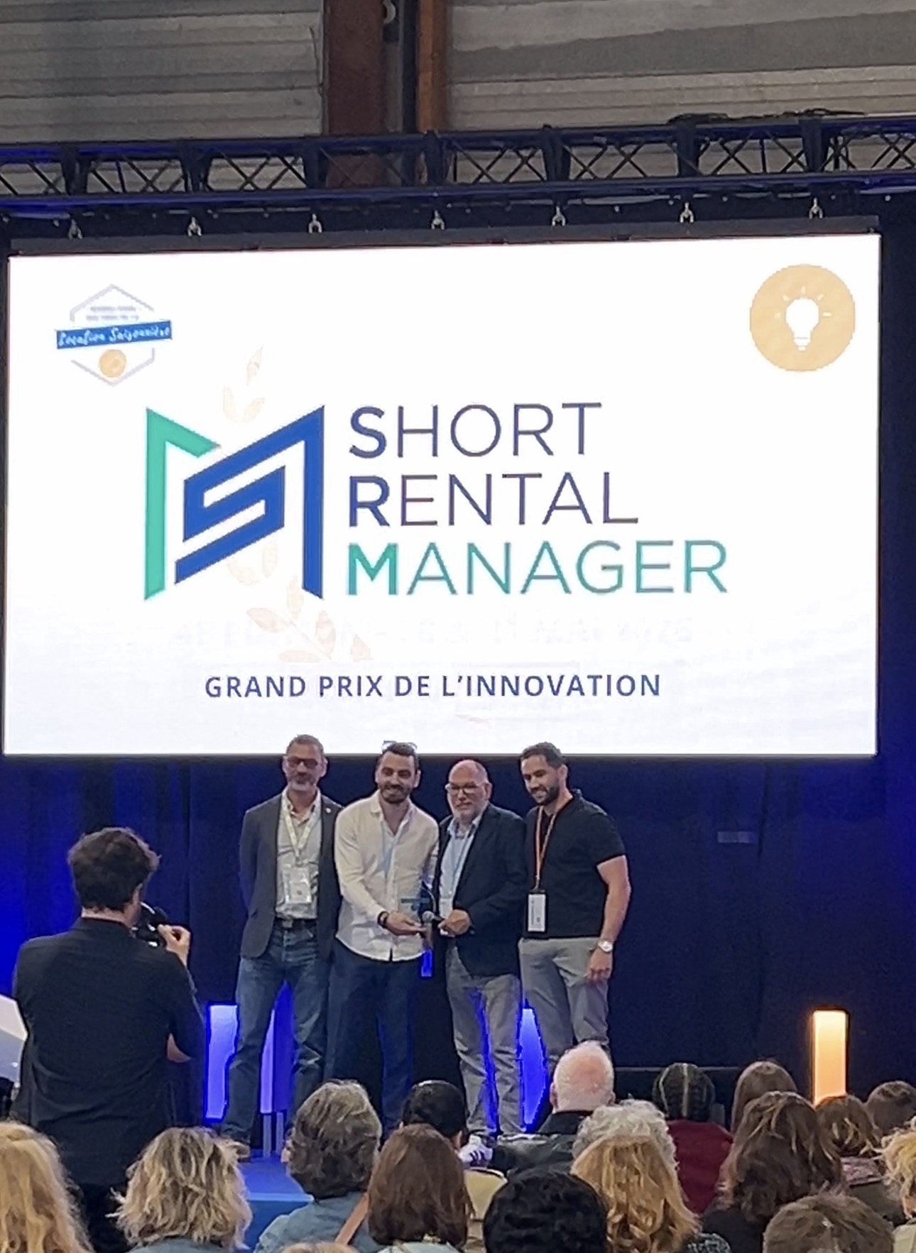 L'équipe SRM recevant le Grand Prix de l'innovation sur la scène du Salon RDV Pro de la location saisonnière 2026